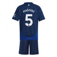 Dětský fotbalový dres Manchester United Harry Maguire #5 2024-25 Venkovní Krátký Rukáv (+ trenýrky)